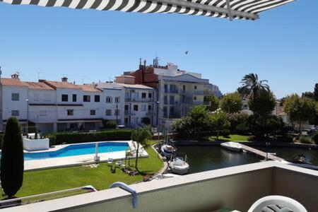 Port Sotavent 2C - Apartamento En La Marina De Empuriabrava - Piscina Comunitaria, - Parking - Vistas Al Canal - Cerca Centro Y Playa エクステリア 写真